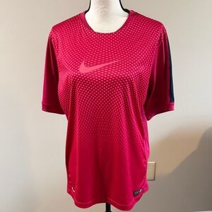 Nike Women’s Nike
Training T-Shirt GPX 1 in the
"Fuchsia Force/Hyper Punch" LG